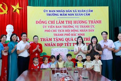 Phó Chủ tịch HĐND thành phố Lâm Thị Hương Thành tặng quà Trung thu học sinh Trường Mầm non Xuân Cẩm