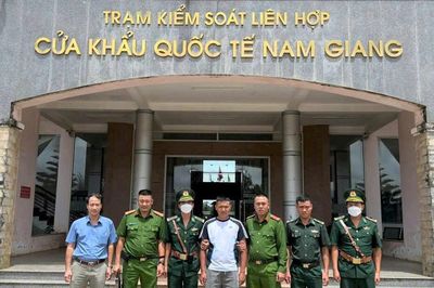 Vận động đối tượng truy nã đặc biệt từ Lào về Việt Nam đầu thú
