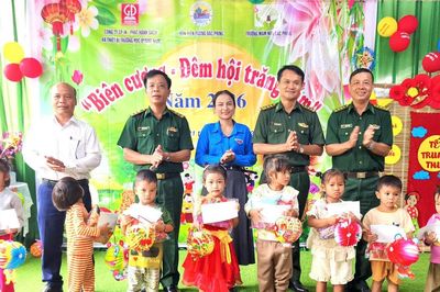 Trao hơn 200 suất quà cho trẻ em xã biên giới Đắc Pring