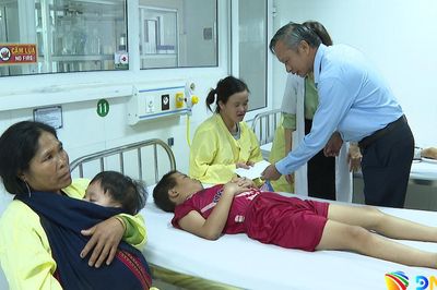 Lãnh đạo HĐND thành phố tặng quà Trung thu cho thiếu nhi tại phường Bàn Thạch