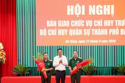 Bàn giao chức vụ Chỉ huy trưởng Bộ Chỉ huy Quân sự thành phố Đà Nẵng