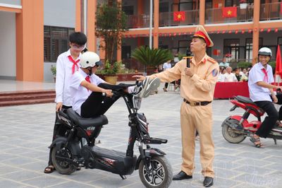 Phổ biến pháp luật an toàn giao thông cho học sinh