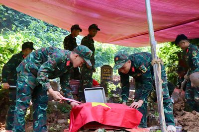 Quy tập 10 hài cốt liệt sĩ tại phường Điện Biên Phủ