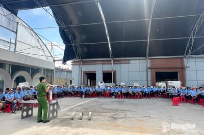 Đội CC&CNCH khu vực 6 phối hợp với Công ty TNHH SX-TM Nhân Tuấn Nhân tổ chức huấn luyện nghiệp vụ và thực tập phương án chữa cháy và cứu nạn, cứu hộ tại cơ sở