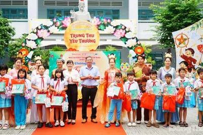 Trao 100 phần quà trung thu cho trẻ em có hoàn cảnh khó khăn
