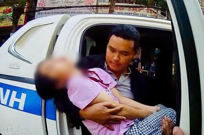 CSGT Lào Cai kịp thời đưa cháu bé khó thở đến bệnh viện cấp cứu