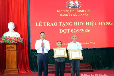 Đảng ủy xã Gia Vân tổ chức Lễ trao tặng Huy hiệu Đảng cho đảng viên