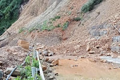 Hơn 1.000 m3 đất, đá sạt lở xuống tỉnh lộ 433, gần 300 hộ dân thôn Mường Tuổng vẫn bị cô lập