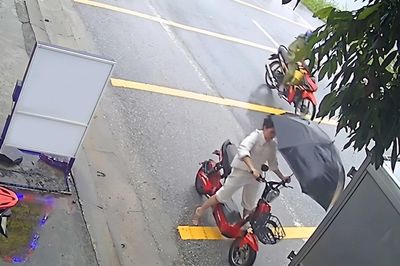 Cầm ô đi xe máy điện, cô gái lao thẳng vào đuôi xe tải