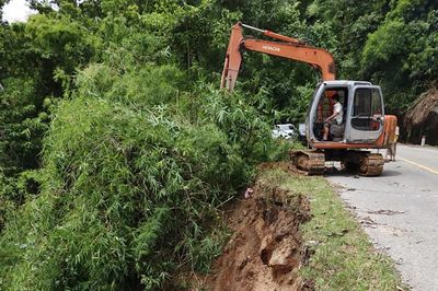 Mưa lớn gây sạt lở đèo Sông Pha, cảnh báo nguy cơ tiếp diễn trên quốc lộ 27