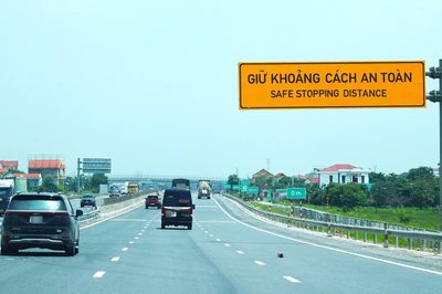 Bộ Xây dựng yêu cầu đưa tình huống khoảng cách an toàn trên cao tốc vào đào tạo lái xe