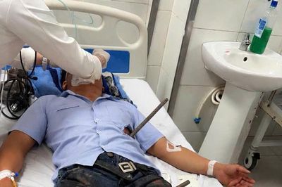 Báo động đỏ nội viện cứu sống bệnh nhân bị hai thanh sắt xuyên thấu cơ thể