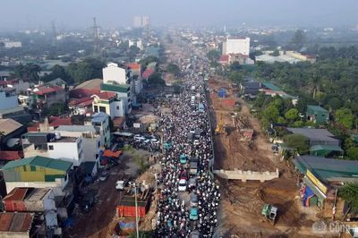 Ùn tắc kéo dài trên Quốc lộ 6, người dân mệt mỏi chờ đợi