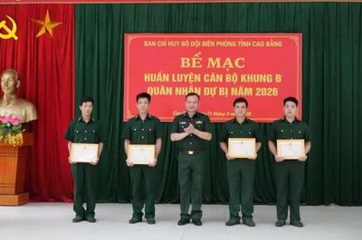 Khen thưởng 4 cá nhân có thành tích xuất sắc trong huấn luyện quân nhân dự bị