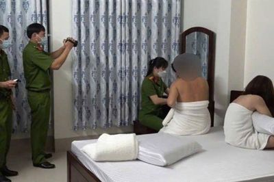 Nửa đêm kiểm tra homestay, phát hiện 3 đôi nam nữ đang 'làm chuyện mờ ám', bắt khẩn cấp một đối tượng
