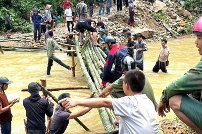 Sạt lở vùi lấp tỉnh lộ, hơn 1.000 người bị cô lập, hàng chục người mở đường cứu dân