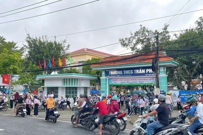 Công an làm việc với 2 chủ tài khoản và xác minh clip nhóm học sinh cấp 2 đánh bạn ngay trước cổng trường ở Vĩnh Long