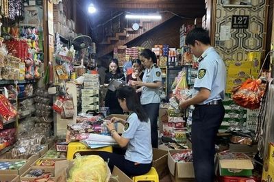 Quảng Trị: Liên tiếp phát hiện và thu giữ hàng trăm loại bánh, kẹo không rõ nguồn gốc xuất xứ