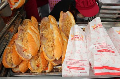 Vì sao ổ bánh mì, tô hủ tiếu, đĩa cơm tấm có giá 100.000 đồng ở TP.HCM?