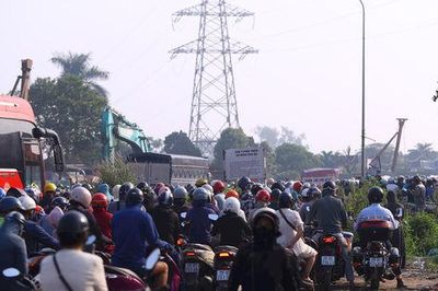 Quốc lộ 6 ùn tắc nghiêm trọng, người dân chật vật di chuyển