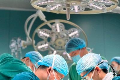 Nỗ lực giành lại bàn tay lành lặn cho người lao động sau tai nạn nghiêm trọng