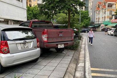 Bãi trông xe đẩy học sinh đi bộ xuống lòng đường