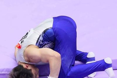 Khoảnh khắc nhà vô địch Olympic Carlos Yulo ngã khi thi đấu tại ASIAD 20