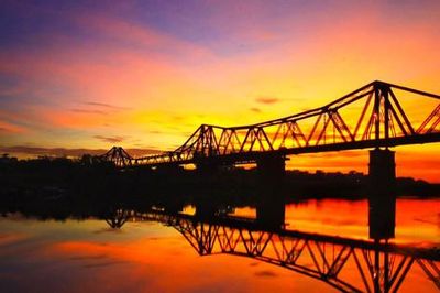 Vẻ đẹp cầu Long Biên trong khoảnh khắc giao hòa cùng ánh sáng