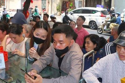 Người Hà Nội xếp hàng cả tiếng đồng hồ mua bánh Trung thu hơn 70 năm tuổi