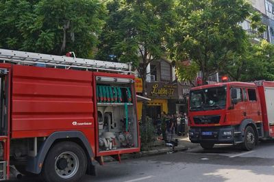 Hà Nội: Cháy nhà trên phố Trần Vỹ, 5 người được cứu thoát kịp thời