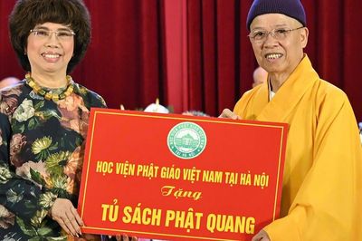 Hòa thượng Thích Thanh Quyết cũng trao tặng Tủ sách Phật Quang cho các trường học