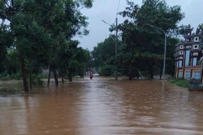 Nước lũ ở miền Bắc chưa rút, miền Trung lại hứng mưa lớn dài ngày