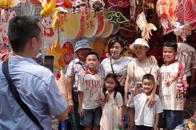 Giữa Hàng Mã rực rỡ, nhớ một mùa Trung thu giản dị