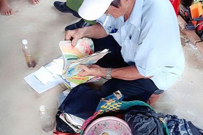 Xử lý người đàn ông chạy xe bán thuốc dạo không rõ nguồn gốc cho người dân