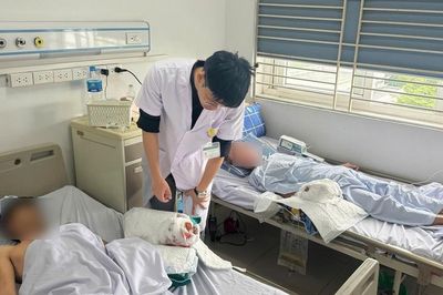 Cứu các ngón tay dập nát do cuốn vào máy cưa, thang máy
