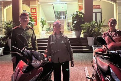 Hai người phụ nữ lấy nhầm xe máy của nhau mà không hề hay biết