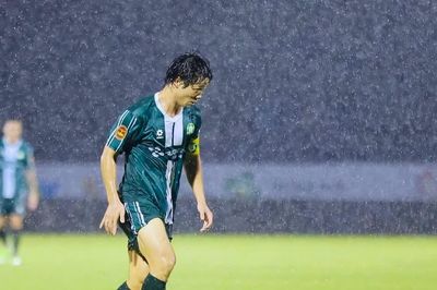 Đội bóng của Công Phượng 'ngợp' trước V-League