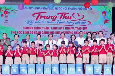 Bí thư Thành ủy Hà Nội Trần Đức Thắng tặng quà tại trường Tiểu học Thiên Đức nhân Tết Trung thu