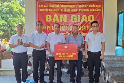 Ủy ban MTTQ thành phố Bắc Ninh trao nhà Đại đoàn kết cho hộ nghèo