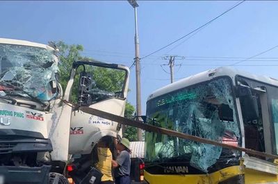 Xe chở rác va chạm xe buýt ở Hà Nội, một người bị gãy chân
