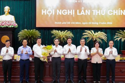 Tân Phó bí thư Thành ủy TP.HCM Nguyễn Sinh Nhật Tân nhận nhiệm vụ