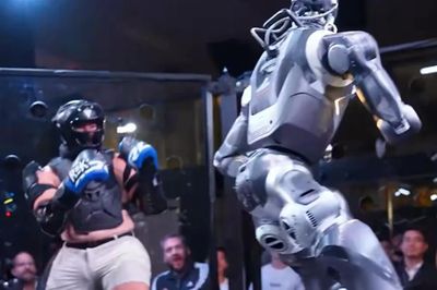 Trận 'so găng' MMA đầu tiên giữa người và robot bị nghi ngờ