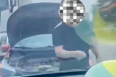 Xử phạt tài xế ôtô đi sai phần đường, cãi nhau với người đi đúng