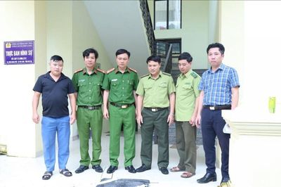 Phú Thọ: Người dân giao nộp cá thể rắn nghi hổ mang chúa