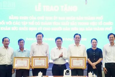 Khen thưởng các địa phương dẫn đầu khám sức khỏe người dân tại Thành phố Hồ Chí Minh