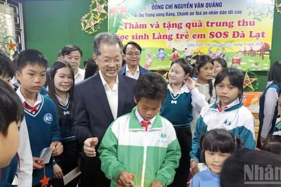 Đồng chí Nguyễn Văn Quảng thăm và trao quà Trung thu tặng Làng trẻ em SOS Đà Lạt