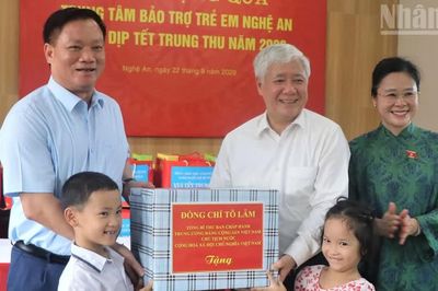 Phó Chủ tịch Thường trực Quốc hội thăm, tặng quà Tết Trung thu tại Nghệ An