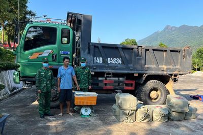 Quảng Ninh: Bộ đội Biên phòng bắt vụ vận chuyển thực phẩm không rõ nguồn gốc