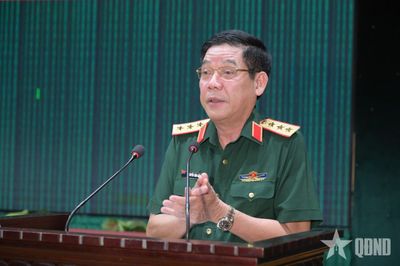Thượng tướng Nguyễn Văn Gấu dự, phát biểu chỉ đạo lớp tập huấn nghiệp vụ công tác dân số, gia đình và trẻ em toàn quân