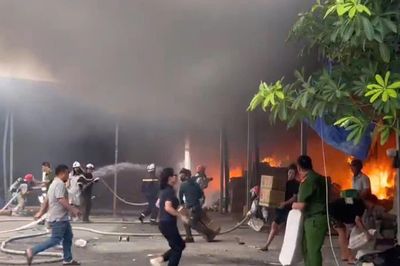 Khẩn trương chữa cháy tại kho hàng ven sông Hồng